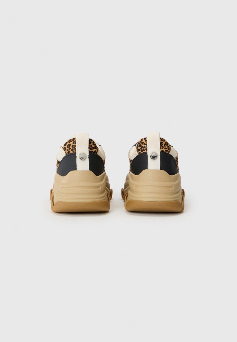 Sneaker con stampa leopardata, suole in gomma beige, dettagli neri e una linguetta bianca sul retro. Parte superiore in tessuto morbido con un’imbottitura pronunciata.