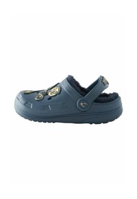 Donkerblauwe klompen met een fuzzy binnenkant, decoratieve logo's en ventilatiegaten. Beschikt over een achterkantband voor een veilige pasvorm en een gestructureerde zool.