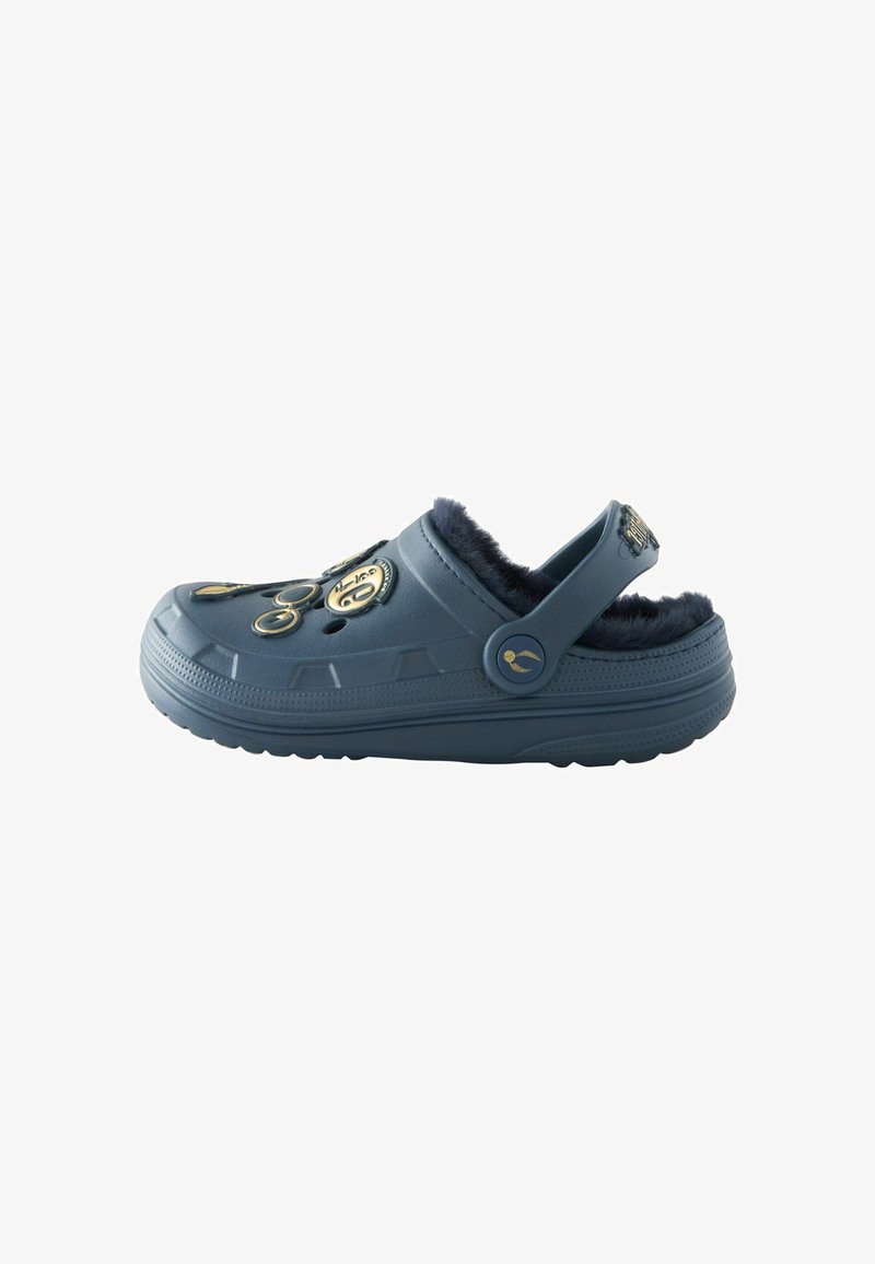 Donkerblauwe klompen met een fuzzy binnenkant, decoratieve logo's en ventilatiegaten. Beschikt over een achterkantband voor een veilige pasvorm en een gestructureerde zool.