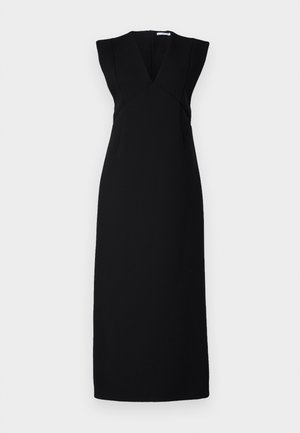 Robe noire sans manches avec un décolleté en V profond, des épaules structurées et une silhouette ajustée. Texture lisse, avec une coupe longue et droite et une fermeture éclair invisible.