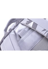 Zaino con motivo mimetico grigio, caratterizzato da spallacci imbottiti, fodera in rete e tessuto resistente, con cuciture visibili e regolatori delle cinghie.