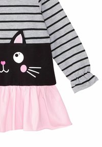 Grå och svart randig klänning med en kattdesign på bodicen och en rosa rynkad kjol. Har en svart panel med tryckta kattansiktsdetaljer.