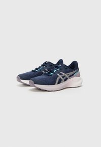 Baskets de course bleu marine avec tige en mesh, accents argentés et semelle intermédiaire blanche. Fermeture à lacets et semelle en caoutchouc durable pour une traction optimale.