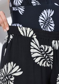 Ulla Popken FOSSIL PRINT ELASTIC WAIST - Broek - black