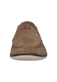 Beżowe zamszowe, wsuwane buty z teksturowaną cholewką, z przeszyciami oraz brązowym skórzanym akcentem na pięcie. Płaska, gumowa podeszwa.