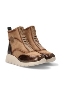 Botas de tobillo de ante marrón con acentos brillantes en marrón, cremalleras laterales, detalle del logotipo y suelas de goma blanca. Texturas suaves y diseño informal.