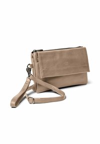 Geantă de umăr din piele bej, cu închidere cu fermoar, clapetă și curea ajustabilă. Are o textură netedă și un logo subtil embosat.