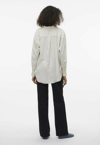 Vero Moda VMLINN LS - Button-down blouse - braun