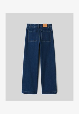 Jean large en denim bleu foncé avec un empiècement arrière, deux poches arrière et une étiquette en cuir marron clair à la ceinture.