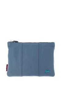 Custodia blu in pelle con zip, dalla superficie liscia, con cuciture verticali e un logo turchese in contrasto sul fronte.