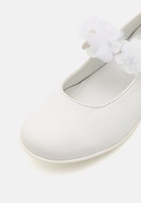 Primigi Ballerina med reim - white