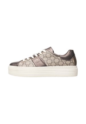 Sneakers con una toma beigi a motivo, dettagli metallici bronzo e una suola piatta bianca. Presentano lacci e cuciture decorative.