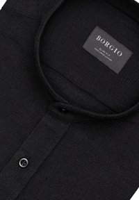 Czarna slim-fit koszula z teksturowanej tkaniny, z kołnierzykiem i zapięciem na guziki. Metka informuje "BORGIO, 100% Super Cotton."