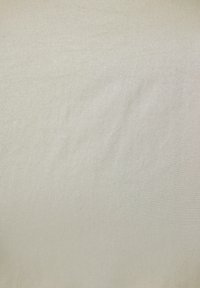 Beżowy materiał o gładkiej teksturze i subtelnym połysku. Materiał wydaje się lekki, z drobnym, równym splotem.