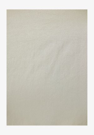 Kremne barve tkanina z gladko teksturo in subtilnim sijajem. Material se zdi lahek z fino, enakomernim tkanjem.