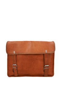 Bruine leren schoudertas met een klepsluiting, zilveren hardware-accenten en twee verstelbare schouderbanden. Soepele textuur en rechthoekige vorm.