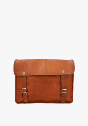 Brūna ādas sūtījumu soma ar aizdari, sudraba metāla akcentiem un diviem regulējamiem siksnām. Gluda tekstūra un taisnstūra forma.