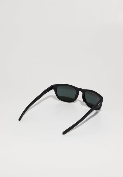 Czarne okulary przeciwsłoneczne z ciemnozielonymi soczewkami, prostokątna oprawka, elegancki design i teksturowane zauszniki dla lepszego chwytu.