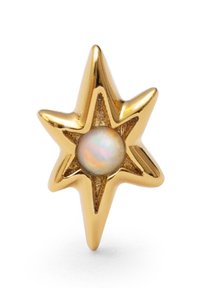 Pendiente de aro en forma de estrella dorada con puntas afiladas, una piedra de ópalo iridiscente en el centro y un acabado metálico suave y brillante.