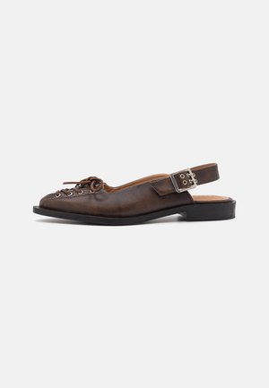 Chaussure slingback en cuir marron avec un talon plat, bout arrondi, avant à lacets et détail de boucle en argent sur la sangle.