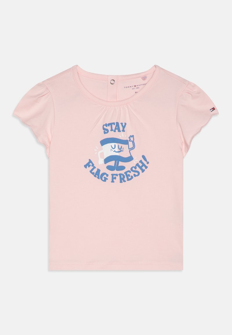 Rožinė trumpomis rankovėmis marškinėliai, pagaminti iš medvilnės, su mėlynu piešiniu ir užrašu „STAY FLAG FRESH!“ bei žaismingo personažo dizainu.