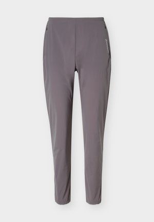 Pantaloni atletici gri, slim fit, cu buzunare laterale cu fermoar și logo pe coapsa superioară, afișați pe un fundal simplu.