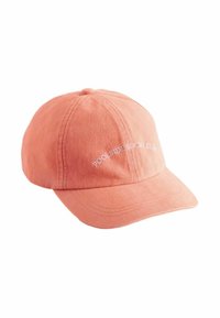 Gorra de béisbol de algodón color durazno con visera curva y texto bordado en blanco "POOLSIDE SOCIAL CLUB" en la parte frontal.