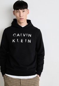 Calvin Klein ENLARGED LOGO HOODIE - Jersey con capucha - black