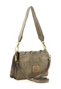Borsa a spalla in pelle grigia con ampia tracolla, cuciture decorative, borchie dorate intorno a un'etichetta frontale e una tracolla sottile removibile.