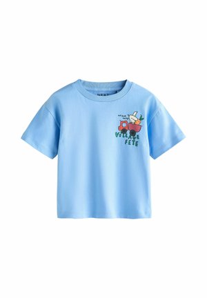 Světle modré tričko s krátkým rukávem pro batole s červeným nákladním autem, které veze zajíčka a mrkev, s textem "On our way" a "Village Fete".