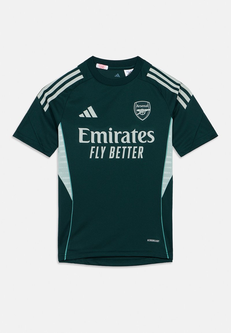 Zielona koszulka z krótkim rękawem, wykonana z gładkiego materiału, z białym logo "Emirates", herbem Arsenalu i trzema białymi paskami na ramionach.