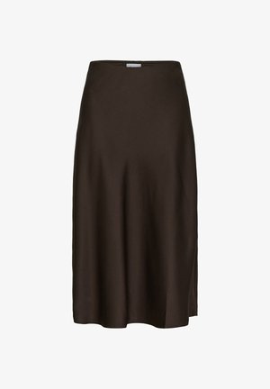 Jupe midi en satin brun avec une texture lisse, une silhouette trapèze flatteuse et une fente sur le côté pour faciliter les mouvements.