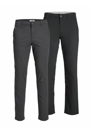 To par mænds slim-fit casual bukser, den ene i mørkegrå og den anden i sort, begge med bæltestropper og forreste knapper.