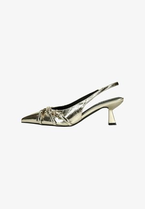 Chaussure à talon aiguille argent métallique avec un bout pointu, finition texturée et des sangles croisées décoratives à l'avant. Talon bas sculpté.