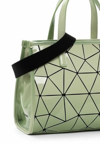 Borsa lucida di colore verde chiaro con motivo geometrico nero, forma rettangolare e tracolla nera. Presenta una texture liscia e manici corti.