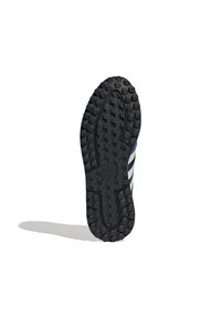 Fekete gumitalp, texturált, hatszögletű mintákkal és középen mélyedéssel. Oldalán vízszintes fehér és kék csíkokkal rendelkezik.