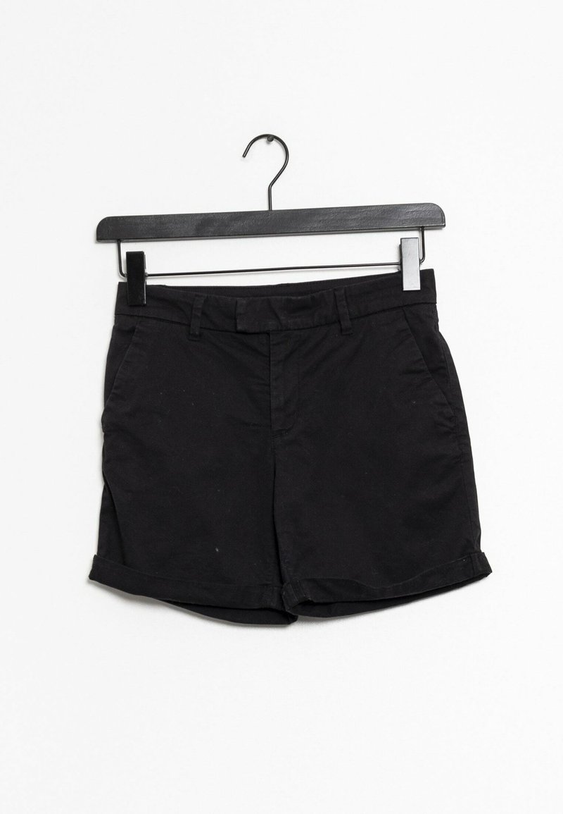 Shorts en coton noir avec une taille standard, poches avant et ourlets roulés. Caractéristiques d'une texture lisse et d'un design minimal.