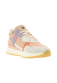 Baskets rose clair avec des empiècements en daim beige, lavande et orange, des lacets blancs et une semelle en caoutchouc avec une semelle extérieure couleur gomme.