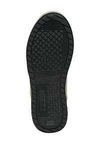 Suola in gomma nera con texture e battistrada a motivo, con il nome del marchio "GEOX" impresso. Il design dei bordi è liscio con un leggero rialzo.