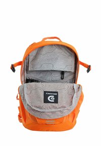 Mochila naranja con un exterior texturizado, que cuenta con un interior gris con un patrón topográfico, múltiples compartimentos y hardware de clip.