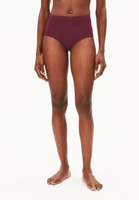 Hoogstaande bordeauxrode onderbroek gemaakt van zacht materiaal, met een gladde, rekbare pasvorm. Geen opvallende patronen of hardware zichtbaar.