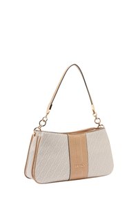 Bolso beige y crema con un patrón geométrico, textura suave, una sola correa y detalles de herrajes dorados. Presenta un detalle de logo en la parte frontal.