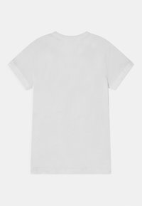 Camiseta blanca de algodón con mangas cortas, un escote redondeado y un diseño liso. Textura suave, sin patrones visibles ni adornos.