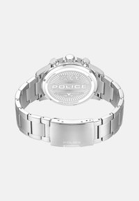 Orologio in acciaio inossidabile con bracciale in metallo di tonalità argento, cassa rotonda e fondo testurizzato che presenta il marchio "POLICE" e dettagli sulla resistenza all'acqua.