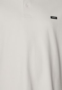 Calvin Klein Pólóing - stony beige