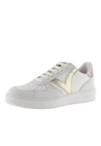 Sneaker bianco in pelle con un accento dorato a trama e un design a V dorato sul lato. Suola in gomma spessa e chiusura con lacci.
