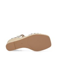 Sandalia de espadrille con un tacón de yute trenzado, una suela tipo corcho y correas de cuero metálico plateado con un cierre de hebilla lateral.