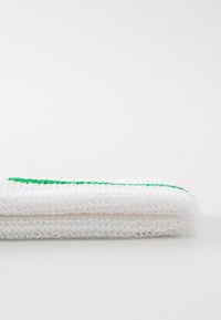 Witte handdoek met groene strepen, met een gestructureerd, fluffy oppervlak. Netjes gevouwen met zichtbare stiksel langs de randen.