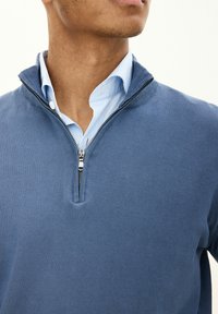 Oscar Jacobson PAT HALF ZIP - Stickad tröja - french blue