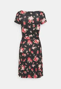 Czarna plisowana sukienka z krótkimi rękawami i wzorem kwiatowym w kolorach czerwonym, różowym i białym na całej powierzchni, pokazana od tyłu na białym tle.